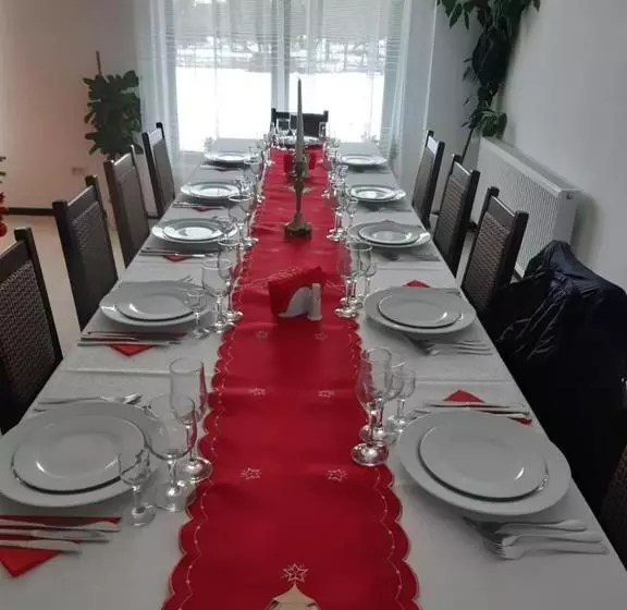 ホテル Pensiunea La Cazaci