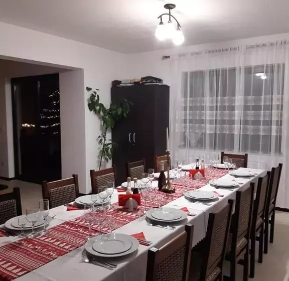 ホテル Pensiunea La Cazaci