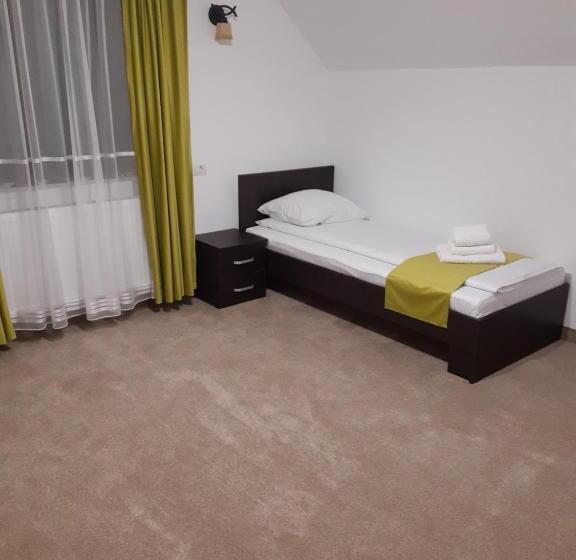 هتل Pensiunea La Cazaci