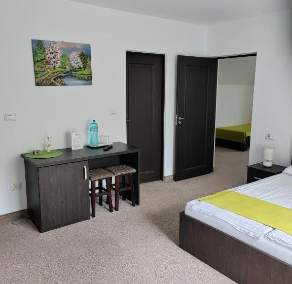 هتل Pensiunea La Cazaci