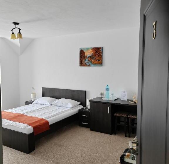 هتل Pensiunea La Cazaci