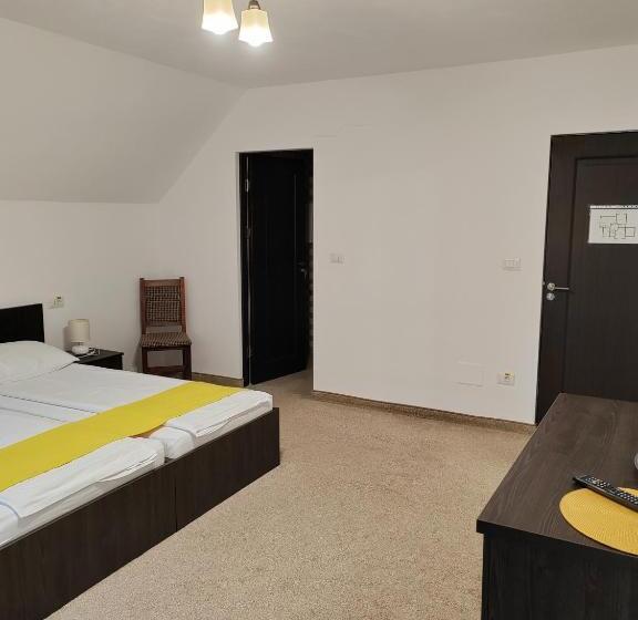 هتل Pensiunea La Cazaci