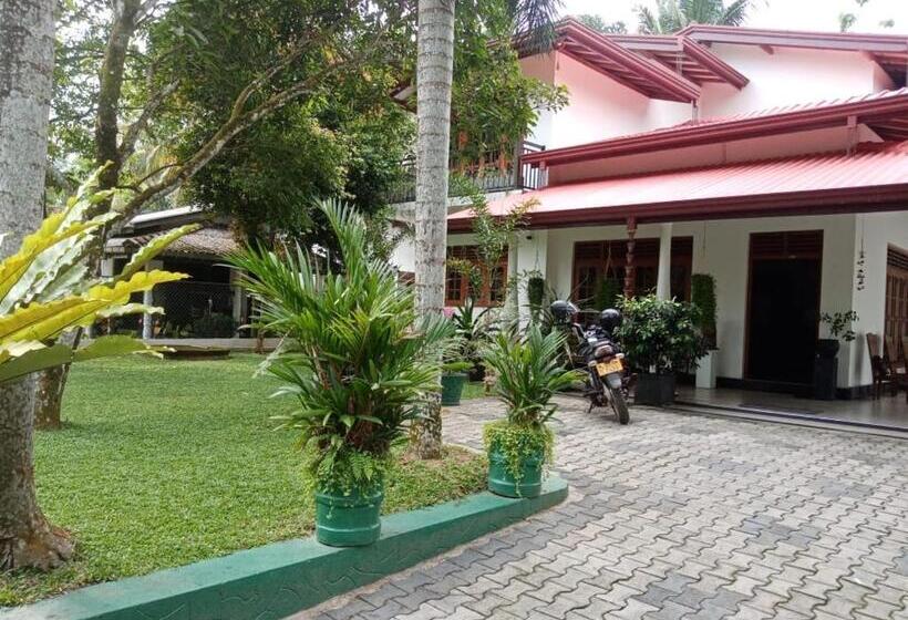 Пансион Bat House