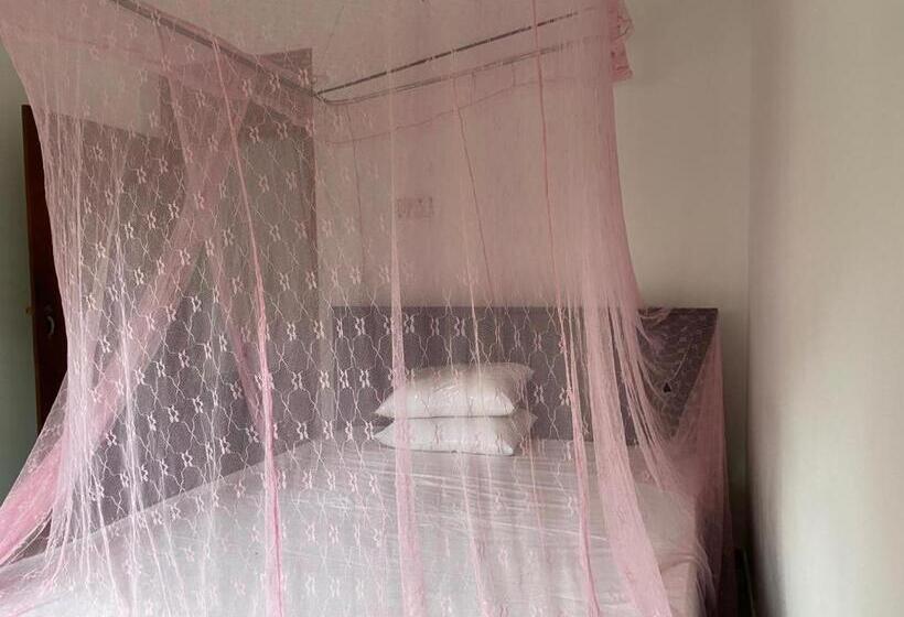 Пансион Bat House