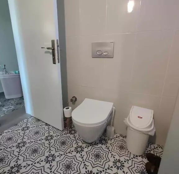 پانسیون Chandrah Rooms