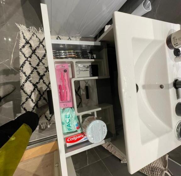 Pensión Happy Days Relaxing Room With Smart Solutions Shared Apartment With One Other Bedroom