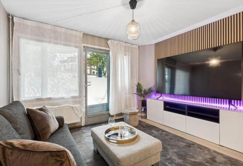 Pensión Happy Days Relaxing Room With Smart Solutions Shared Apartment With One Other Bedroom