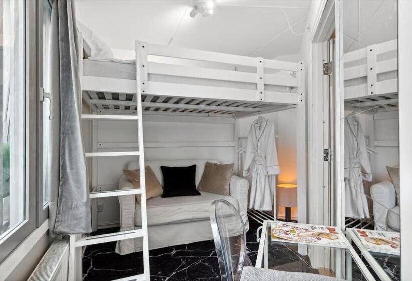 Pensión Happy Days Relaxing Room With Smart Solutions Shared Apartment With One Other Bedroom