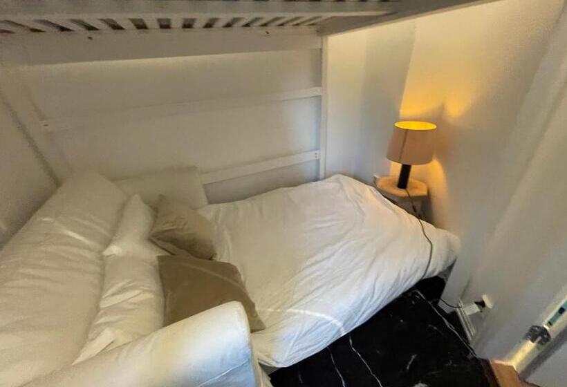 Pensión Happy Days Relaxing Room With Smart Solutions Shared Apartment With One Other Bedroom