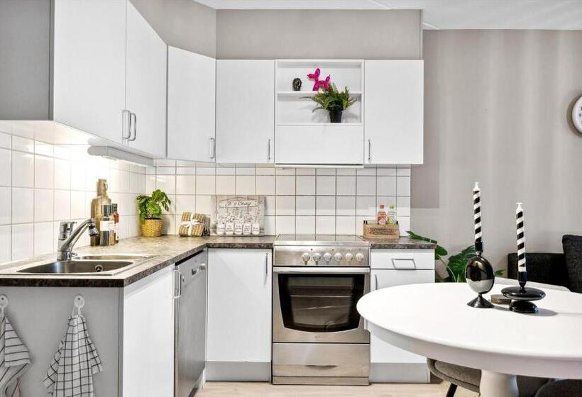 Pensión Happy Days Relaxing Room With Smart Solutions Shared Apartment With One Other Bedroom