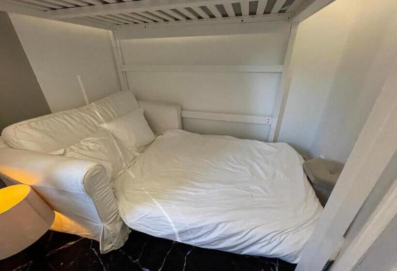 Pensión Happy Days Relaxing Room With Smart Solutions Shared Apartment With One Other Bedroom