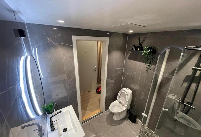 Pensión Happy Days Relaxing Room With Smart Solutions Shared Apartment With One Other Bedroom