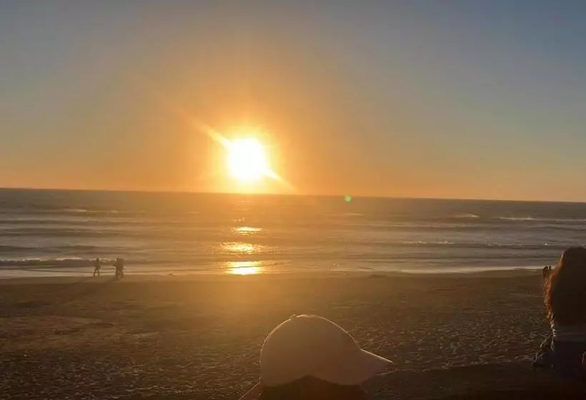 Aamiaismajoitus (B&B) Brisa Bright Retreat Near The Beach!