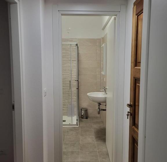 پانسیون P R A T O E O N D E