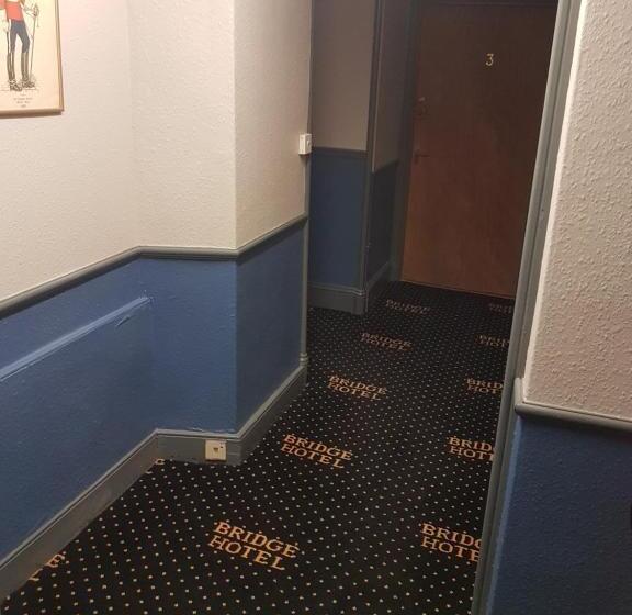 胶囊酒店 The Bridge