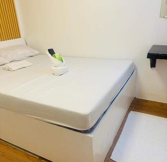 Hotel Quinns Dormitel Triumph