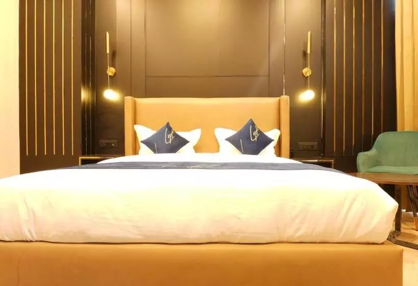 Hotelli Aquila Grand Suites   Noida Sector 136