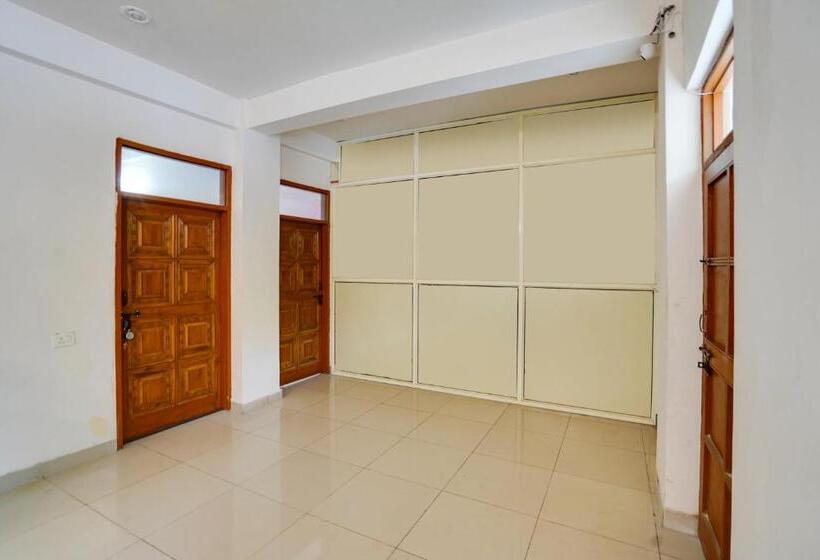 Oyo Hotel Royal Palace