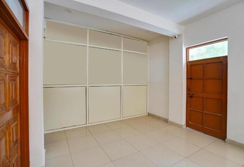 Oyo Hotel Royal Palace