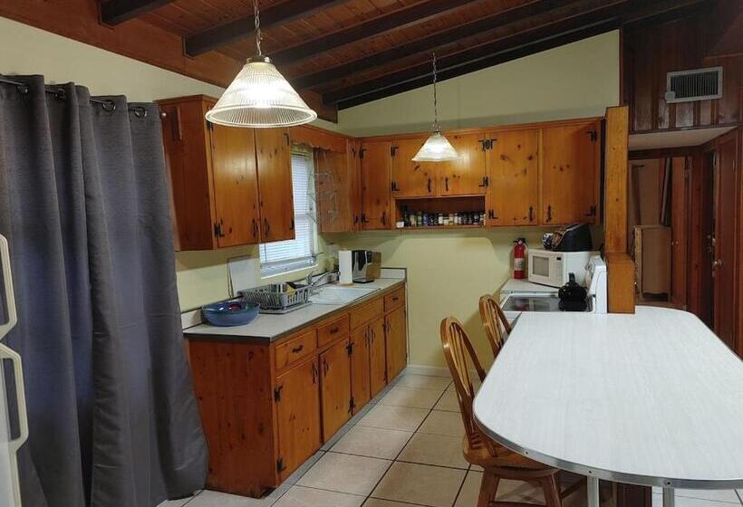 פנסיון Aunt Inez Inn