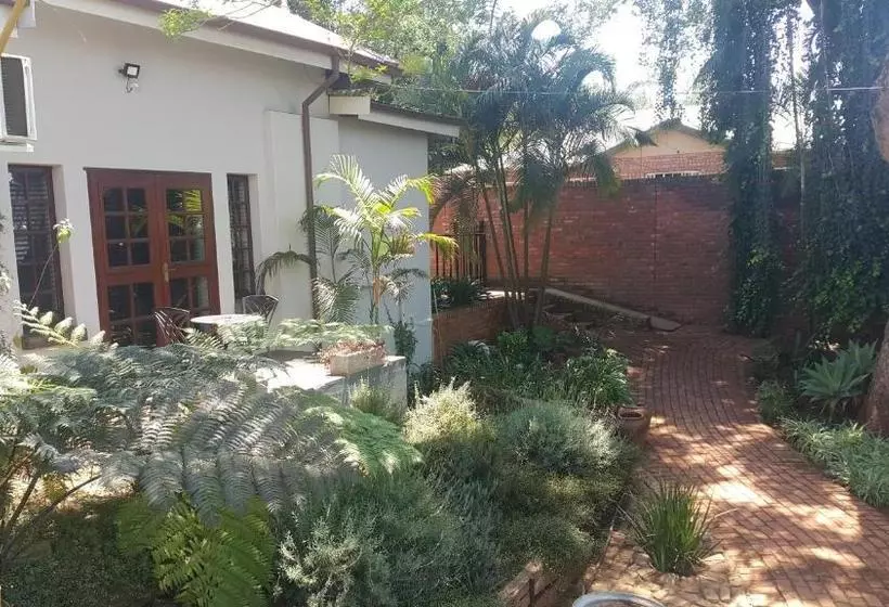 Hotelli 93 On Celliers Guesthouse