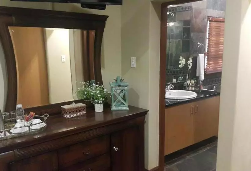 Hotelli 93 On Celliers Guesthouse