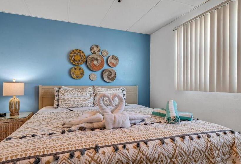 Tropic Terrace #19   Beachfront Resort Suite