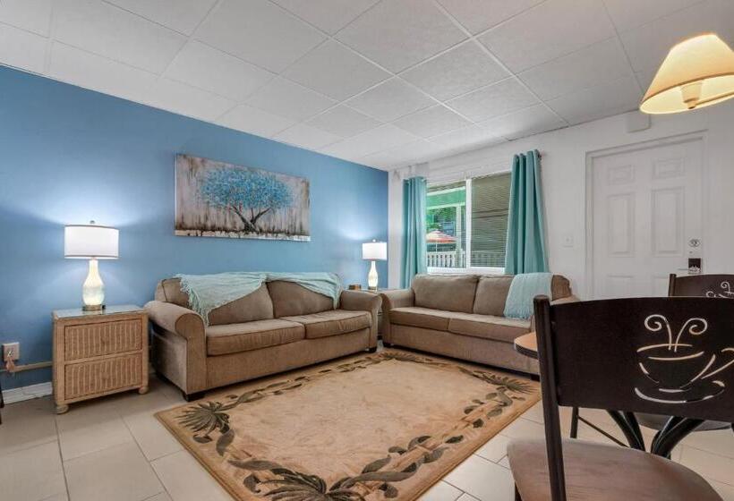 Tropic Terrace #19   Beachfront Resort Suite