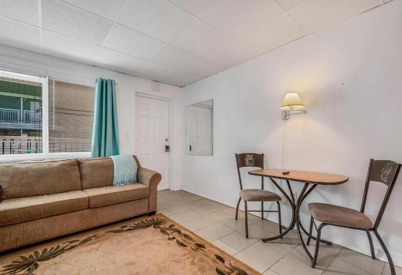 Tropic Terrace #19   Beachfront Resort Suite