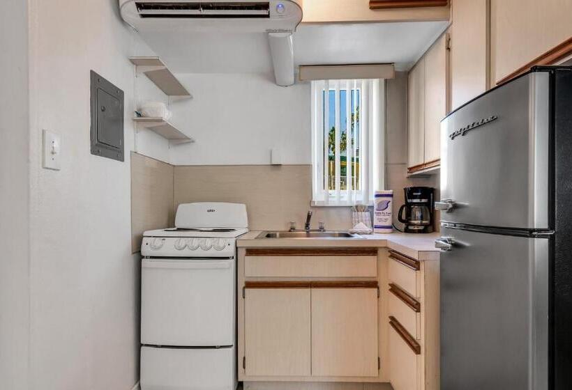 Tropic Terrace #19   Beachfront Resort Suite