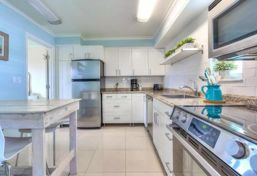 Tropic Terrace Suite #40   Beachfront Resort
