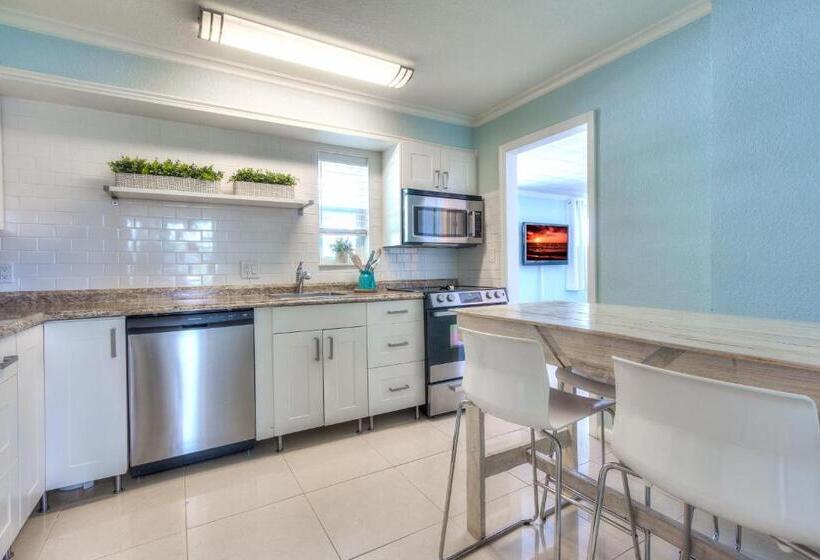 Tropic Terrace Suite #40 Beachfront Resort