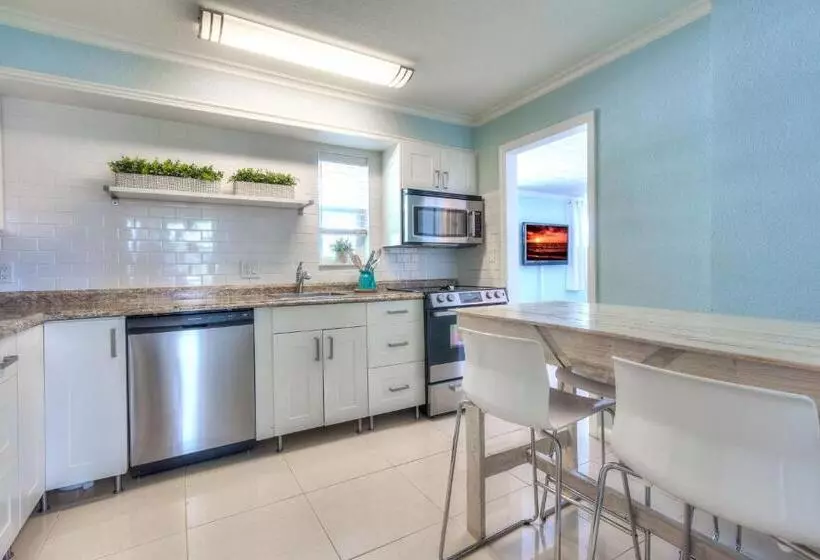 Tropic Terrace Suite #40   Beachfront Resort