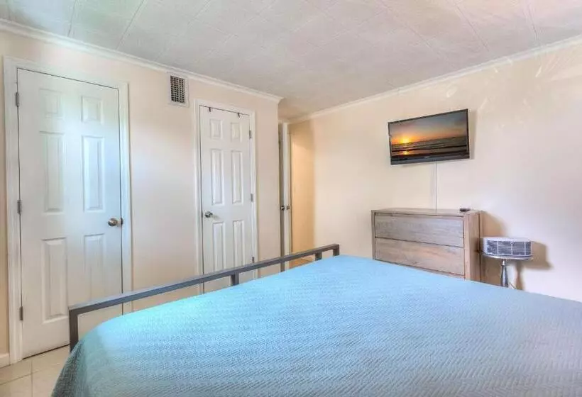 Tropic Terrace Suite #40   Beachfront Resort
