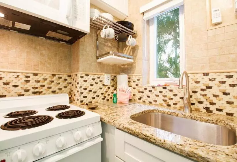 Tropic Terrace Suite #9   Beachfront Resort