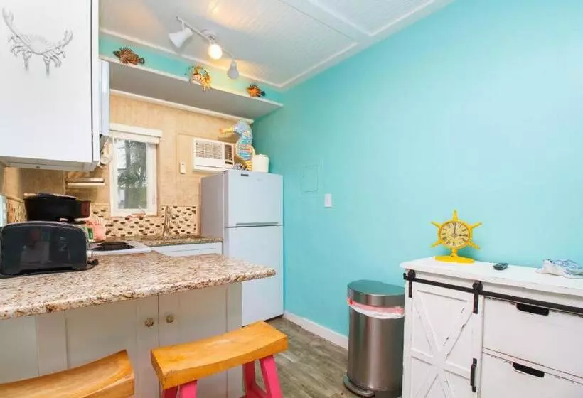 Tropic Terrace Suite #9   Beachfront Resort