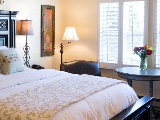 בית מלון כפרי Half Moon Bay Inn   Main Street Downtown