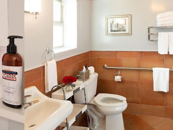 בית מלון כפרי Half Moon Bay Inn   Main Street Downtown