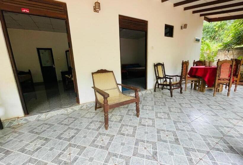 פנסיון Railway Bungalow