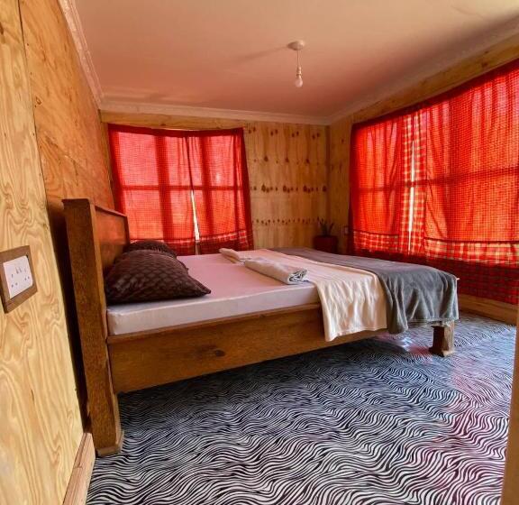 تختخواب و صبحانه Patience Airport Cottages