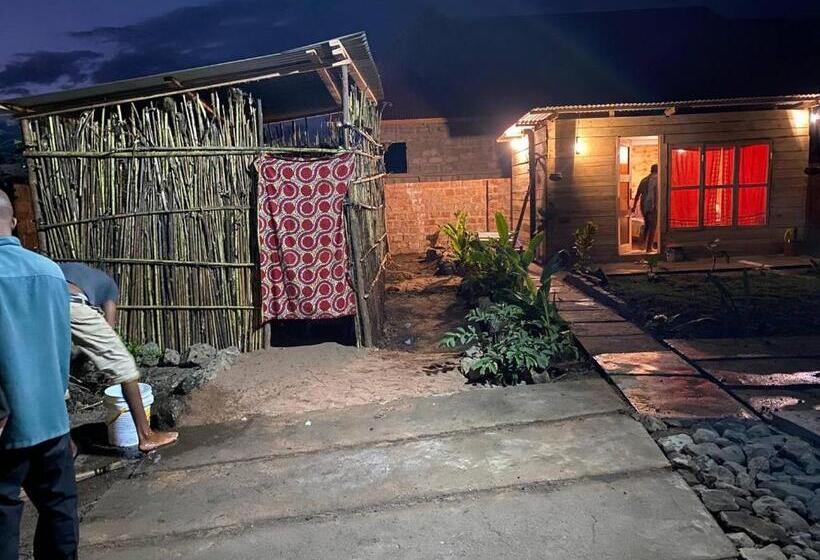 تختخواب و صبحانه Patience Airport Cottages