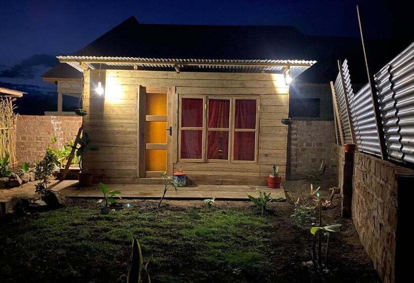 تختخواب و صبحانه Patience Airport Cottages