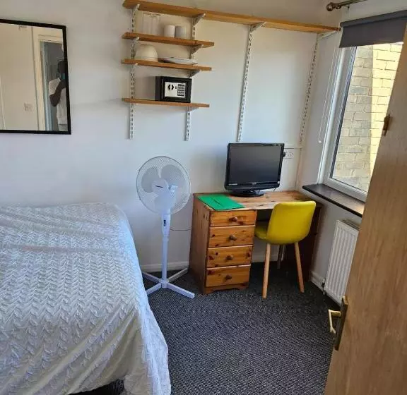 Majatalo Canterbury Central Guest House