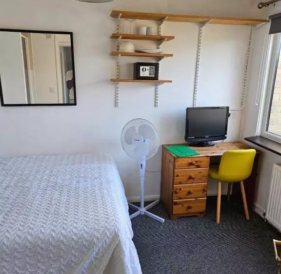 Majatalo Canterbury Central Guest House