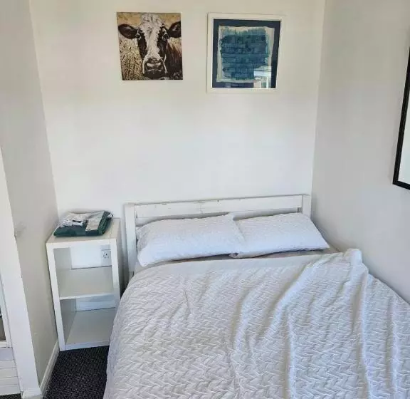 Majatalo Canterbury Central Guest House