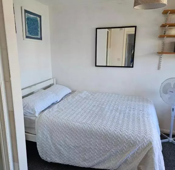 Majatalo Canterbury Central Guest House