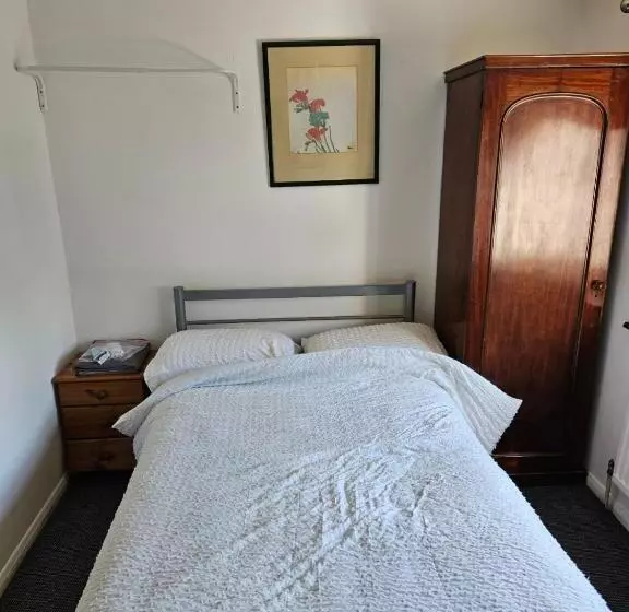 Majatalo Canterbury Central Guest House