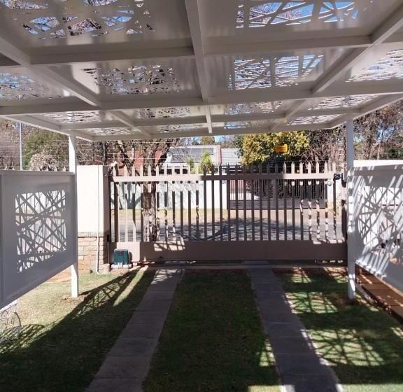 פנסיון De La Grace