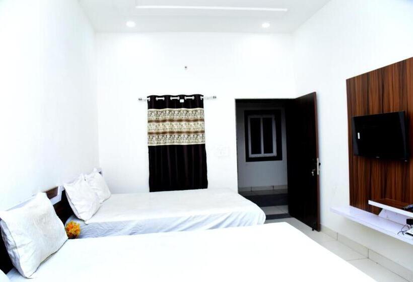 בית מלון כפרי The Royal