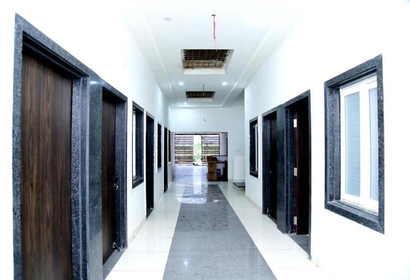 בית מלון כפרי The Royal